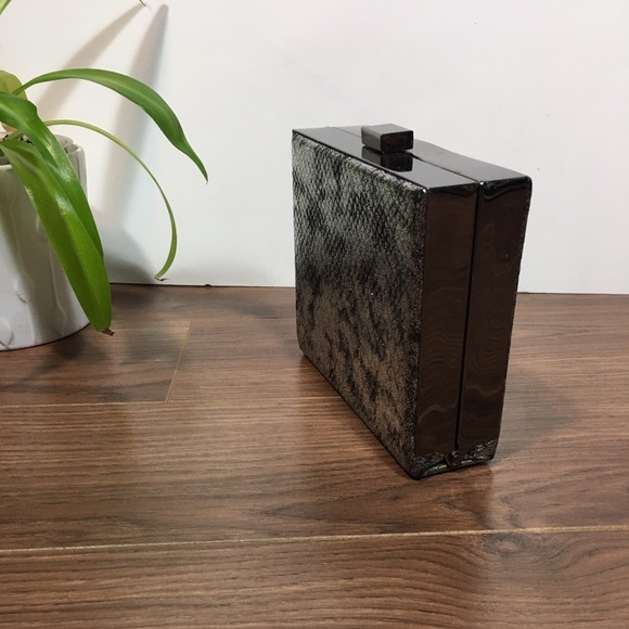 🌻 Faux Snake Skin Square Clutch🌻 - Picture 3 of 6